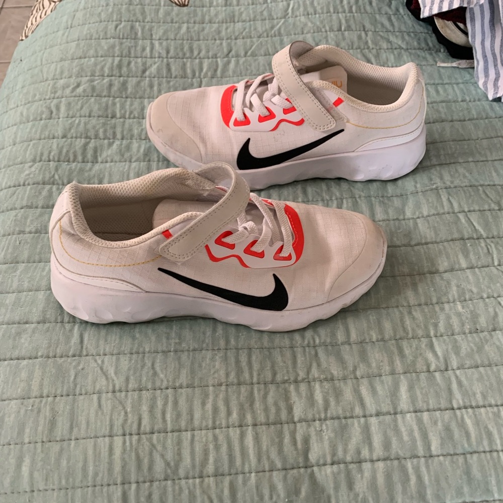 Girls 1.5 Nike shoes